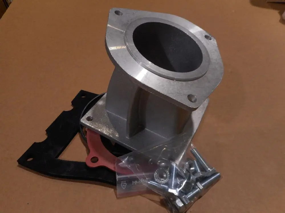 Aluminium Mischstück von Remeha mit Dichtungen und Schrauben, montiert für den Anschluss von Rohrleitungen. Zeichen einer robusten Bauweise sichtbar.